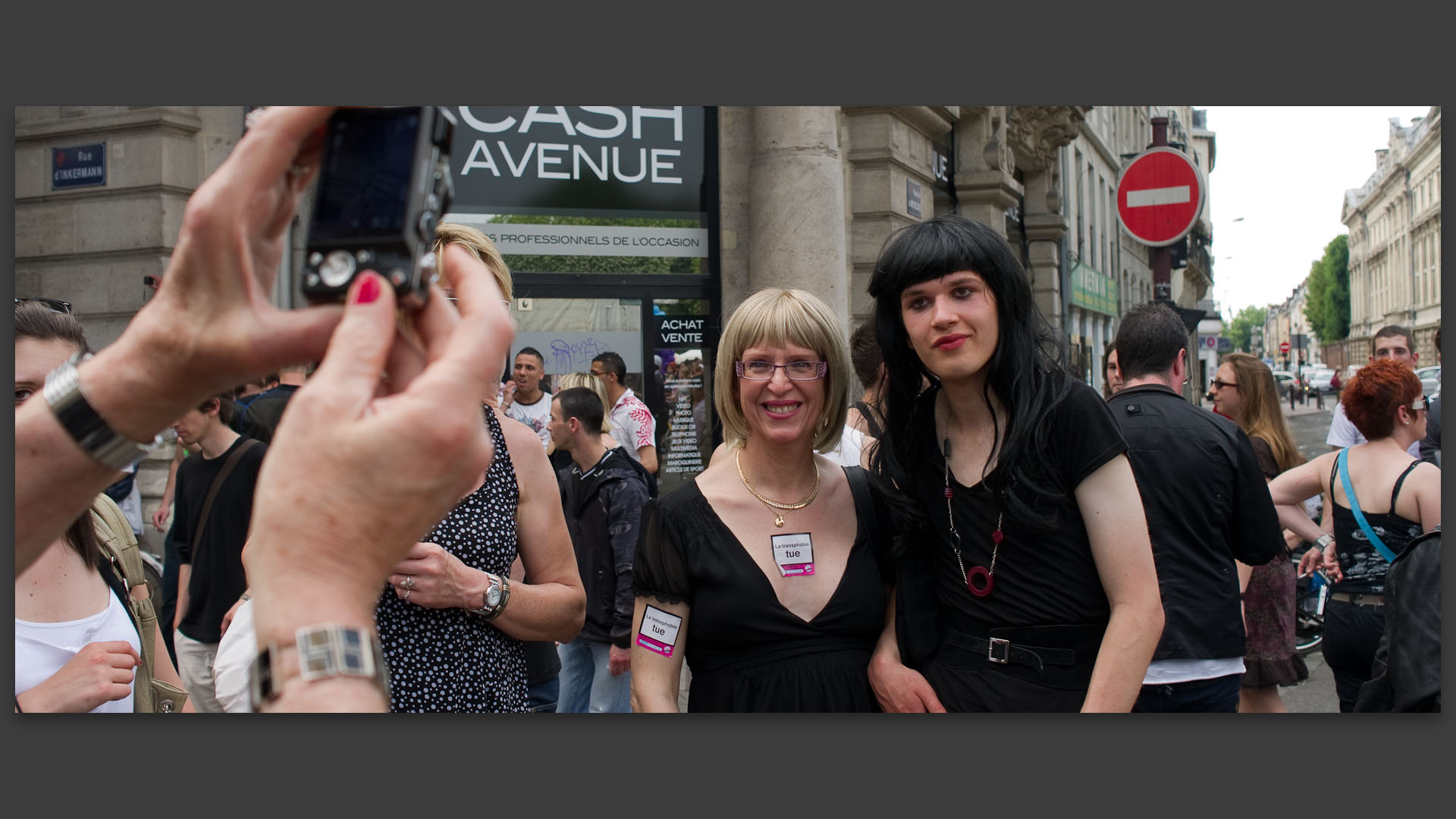 Travestis à la lesbian et gay pride, rue d'Inkermann, à Lille.