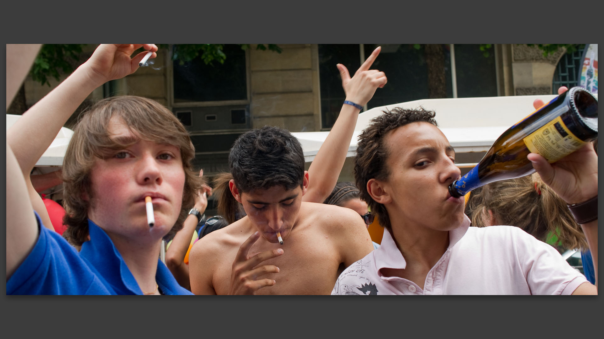 Jeunes participants à la lesbian et gay pride, rue d'Inkermann, à Lille.