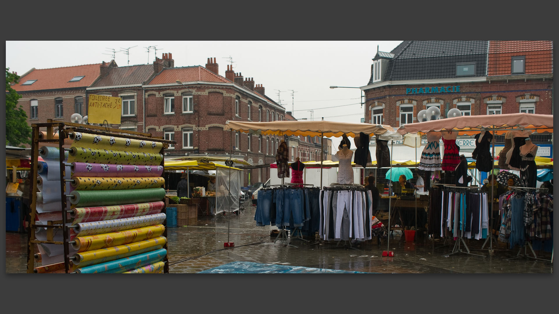 Le marché Saint Pierre sous la pluie, place de la Liberté, à Croix.