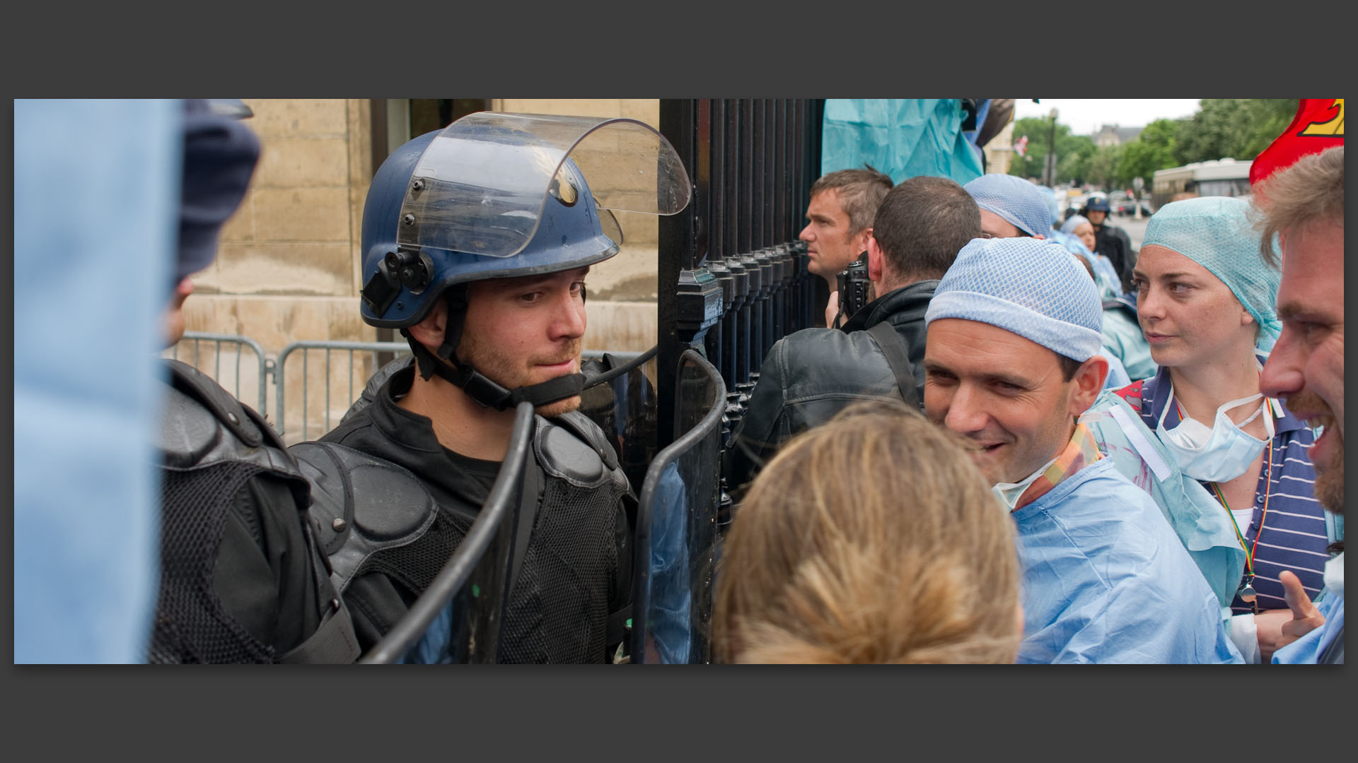Face à face entre des gendarmes mobiles et des infirmiers et infirmières anesthésistes, devant le ministère des Affaires étrangères, à Paris.