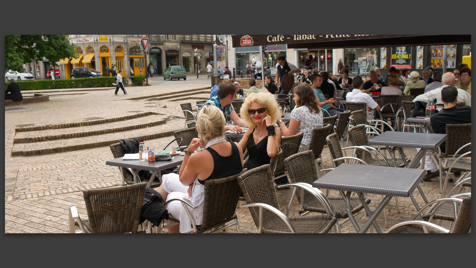Femme à la terrasse d'un café, place d'Armes, à Douai.