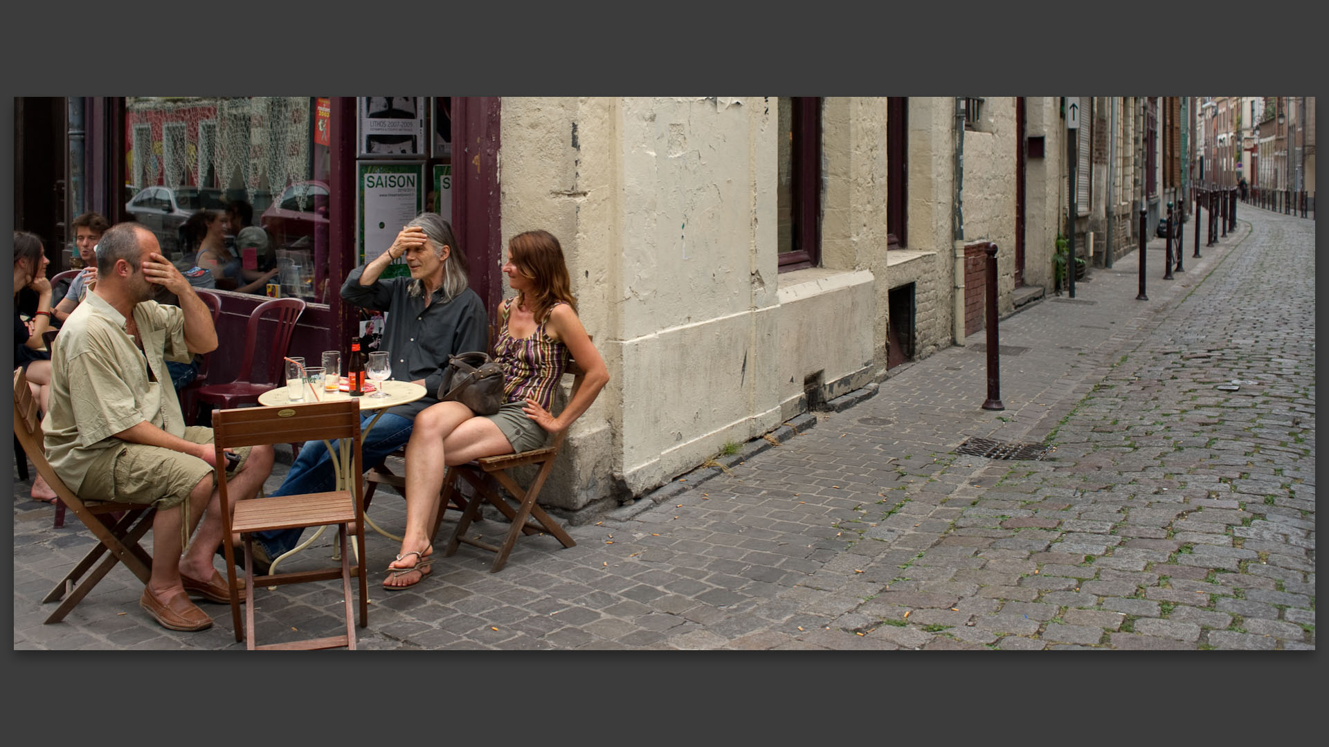 A la terrasse d'un café, rue Royale, à Lille.