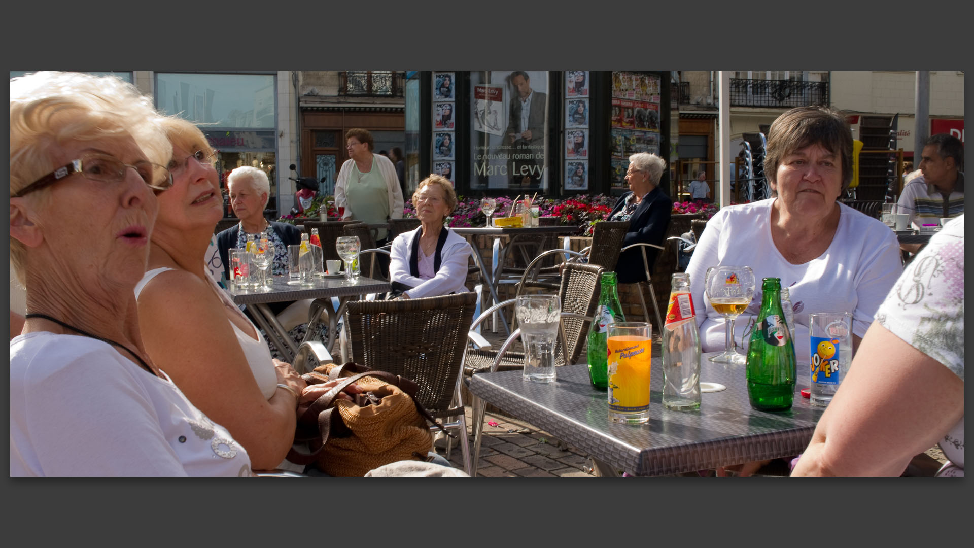 A la terrasse d'un café, place d'Armes, à Douai.