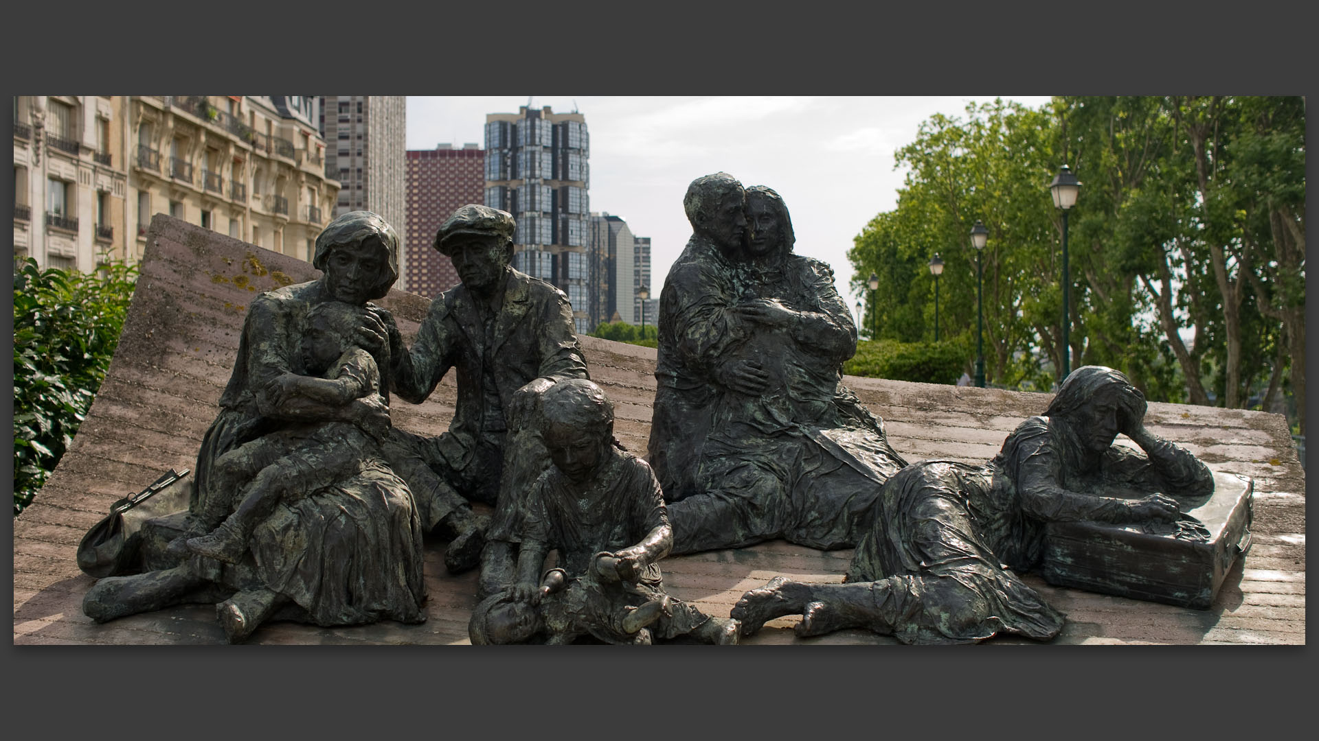 Monument évoquant la rafle du Vel d'Hiv du 17 juillet 1942, quai de Grenelle, à Paris. Sculpteur : Walter Spitzer, ancien déporté à Auschwitz. Architecte : Mario Azagury.