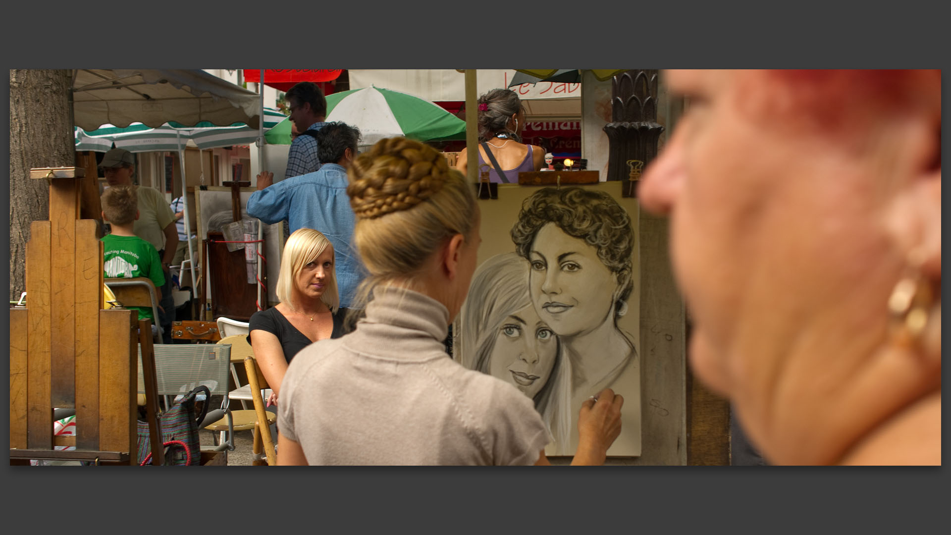 Peintres de Montmartre et touristes modèles, place du Tertre, à Paris.