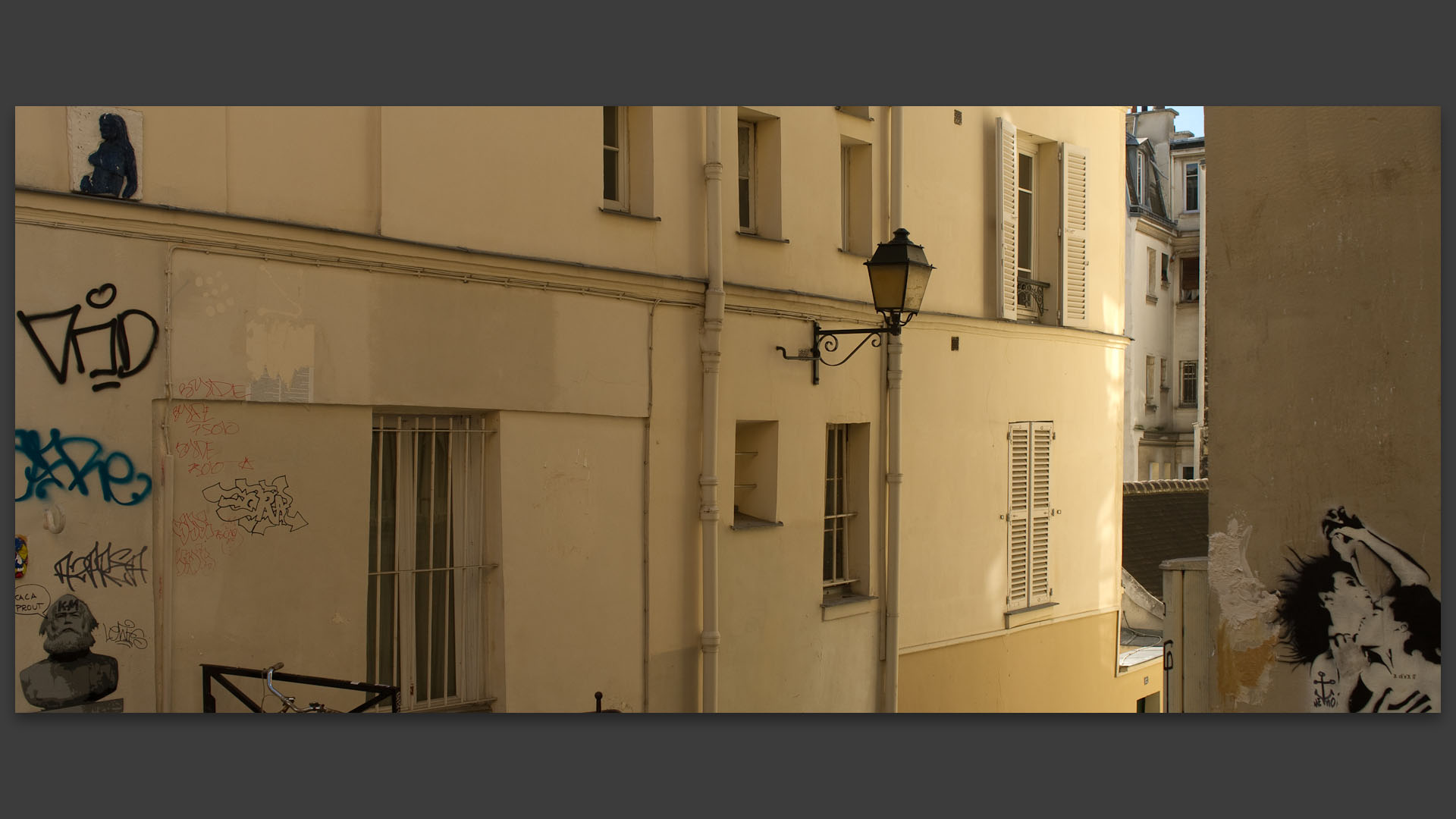 Vieux immeubles passage des Abbesses, à Paris.