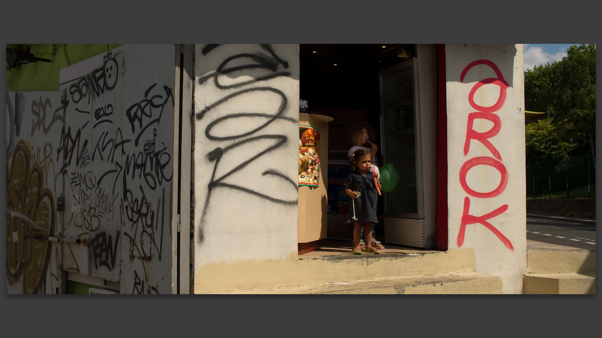 Enfants, rue Paul-Bert, dans les Puces de Saint-Ouen.