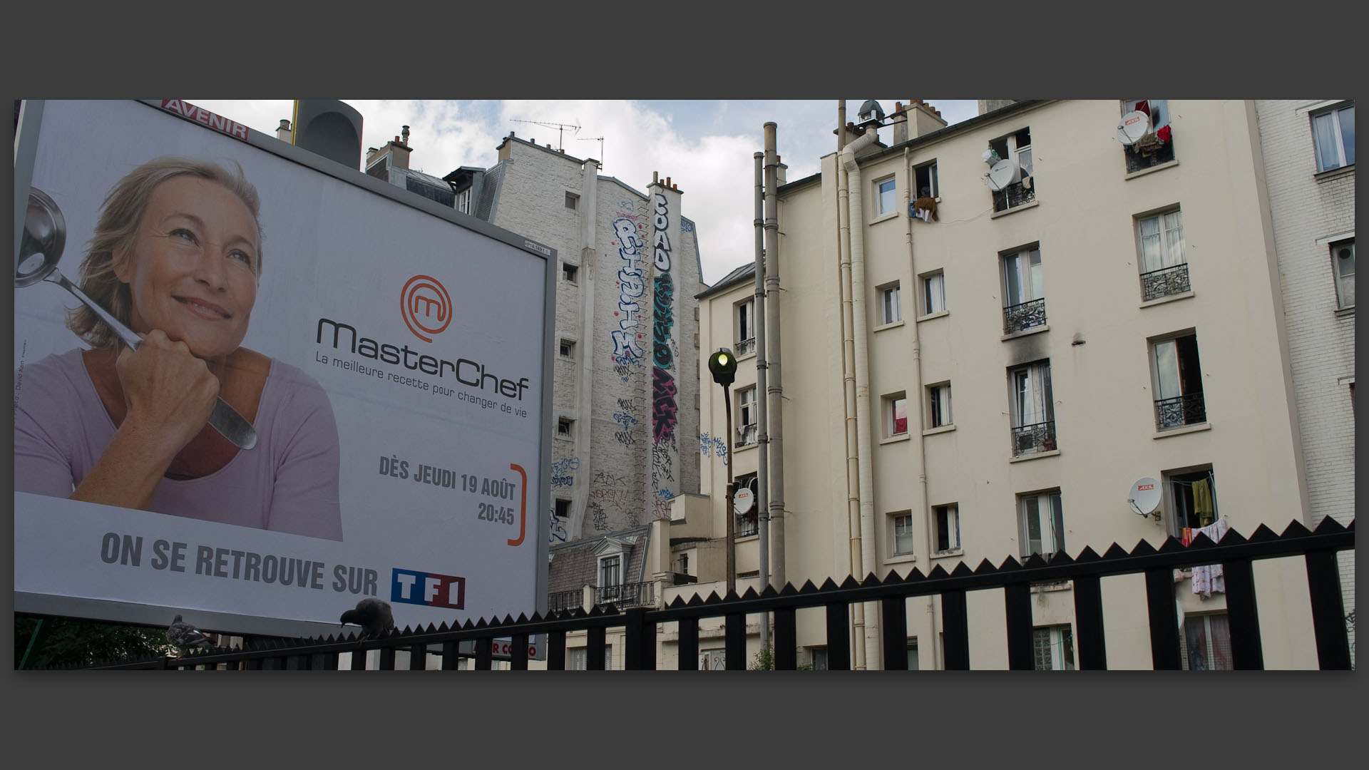 Panneau publicitaire devant des immeubles, rue Belliard, à Paris.