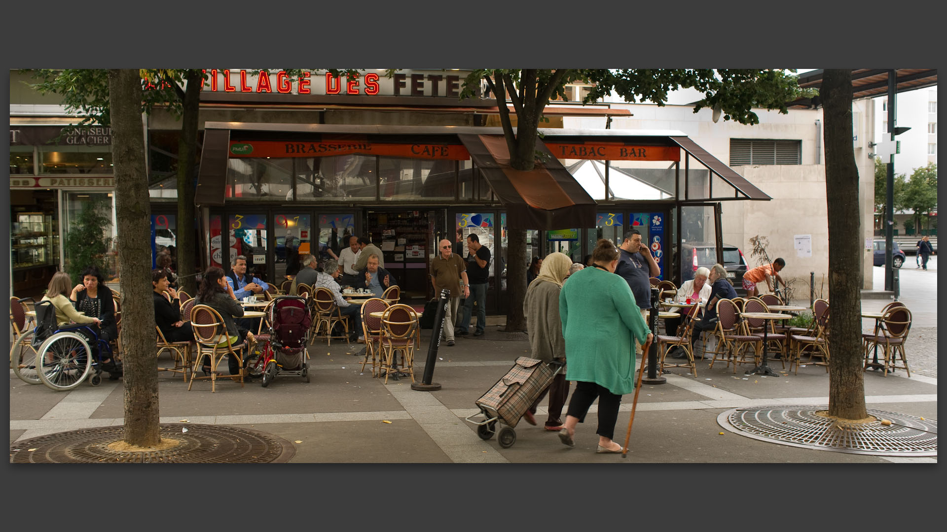 Terrasse de café, place des Fêtes, à Paris.