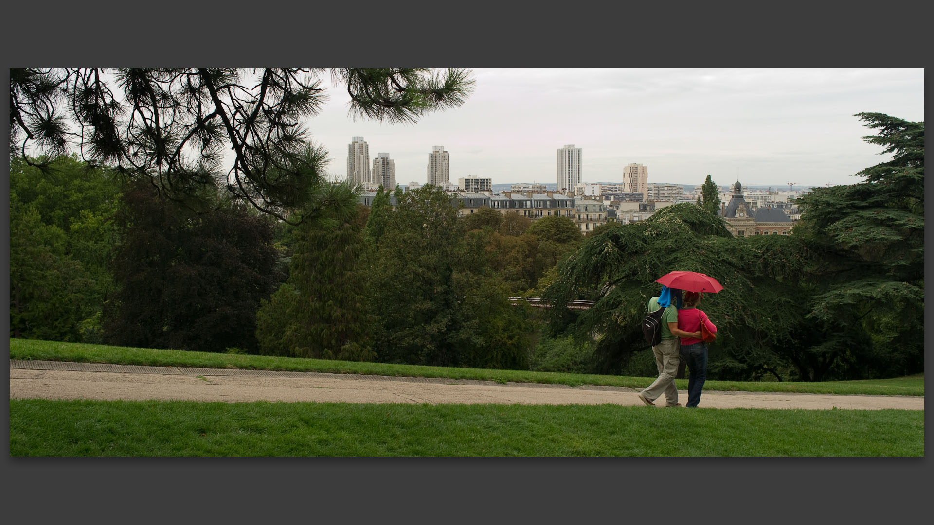 Couple dans le parc des Buttes Chaumont, à Paris.