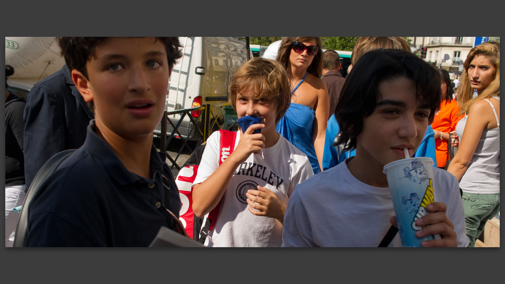 Bande de jeunes garçons, boulevard du Montparnasse, à Paris.