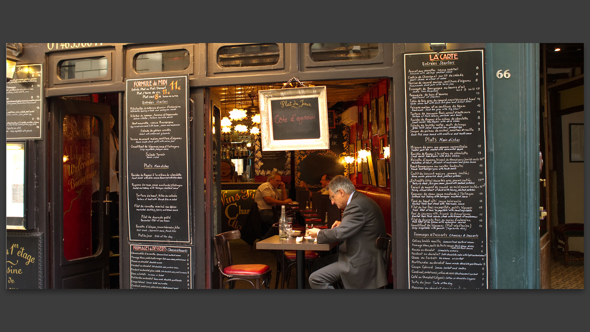 Homme déjeunant au restaurant Vins et Terroirs, rue Saint-André des Arts, à Paris.