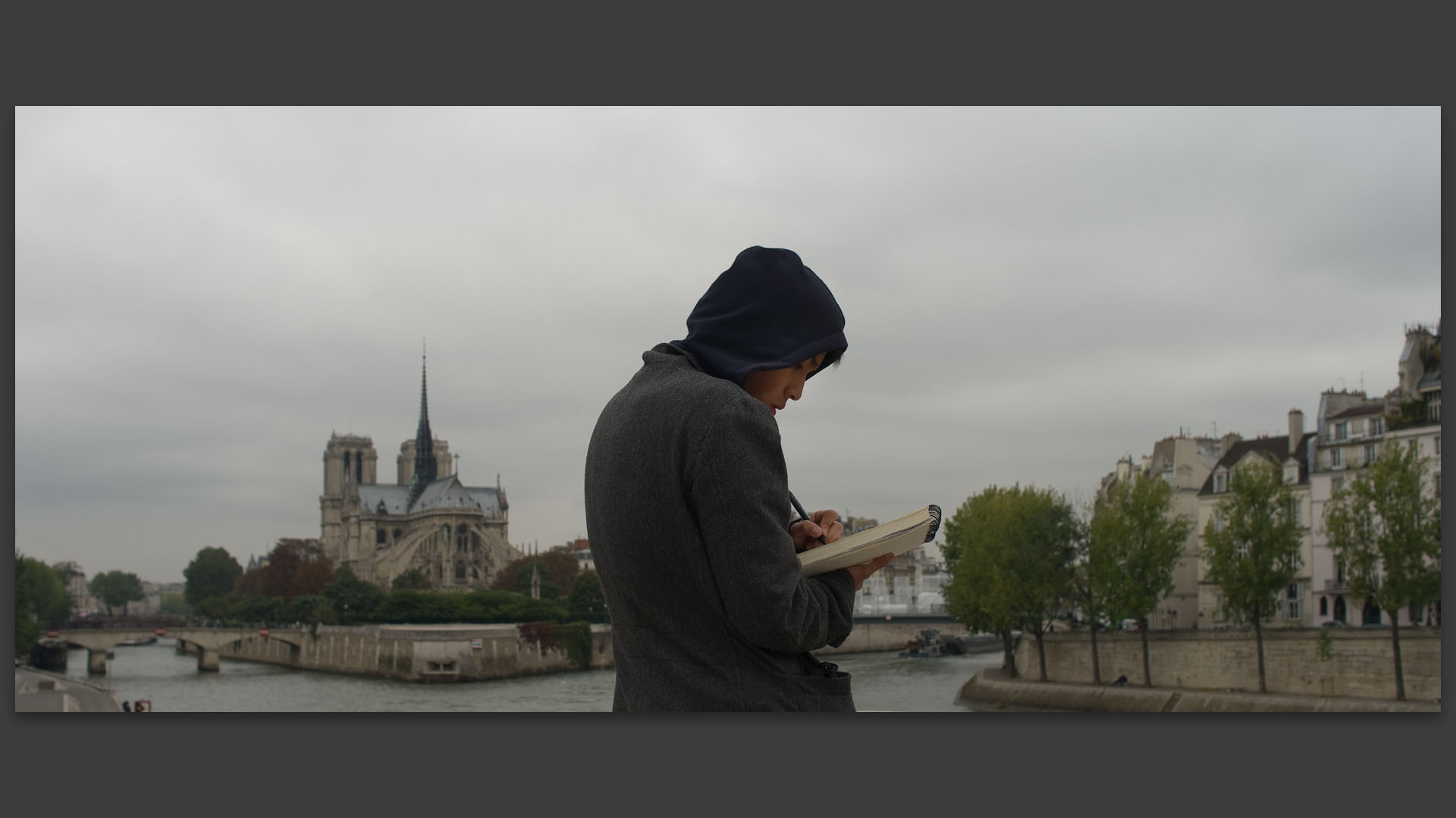 Dessinateur sur le pont de la Tournelle, à Paris.