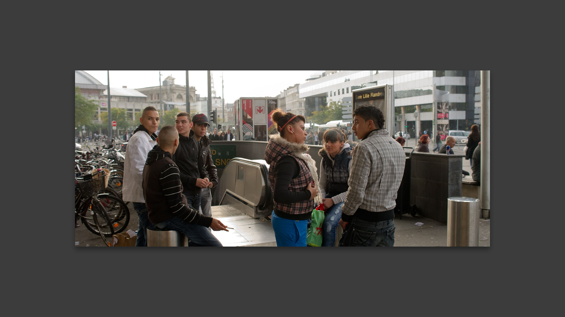 Jeunes à la sortie de métro Lille Flandres, devant le centre commercial Euralille.