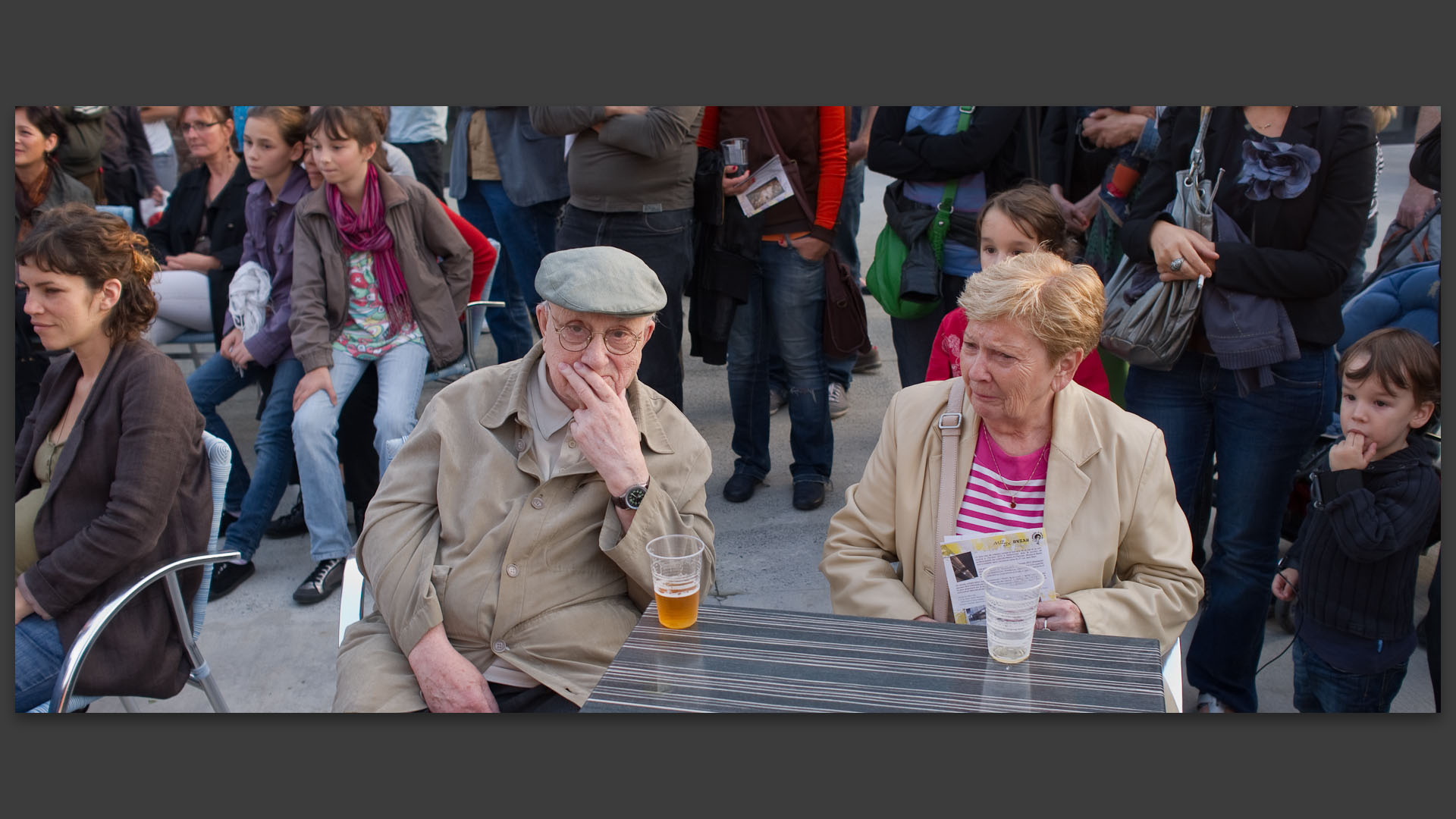 Couple âgé écoutant le concert performance de la Pieuvre Démocratie, gare Saint-Sauveur, à Lille.