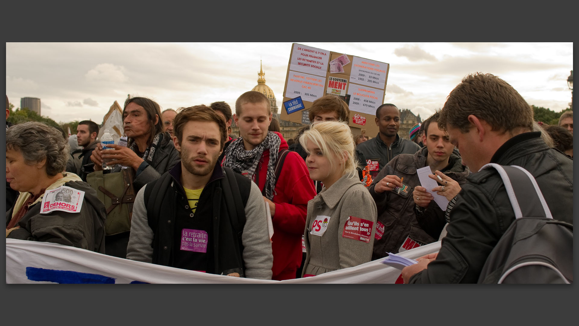 Arrivée d'étudiants manifestant contre la réforme des retraites, aux Invalides, à Paris.