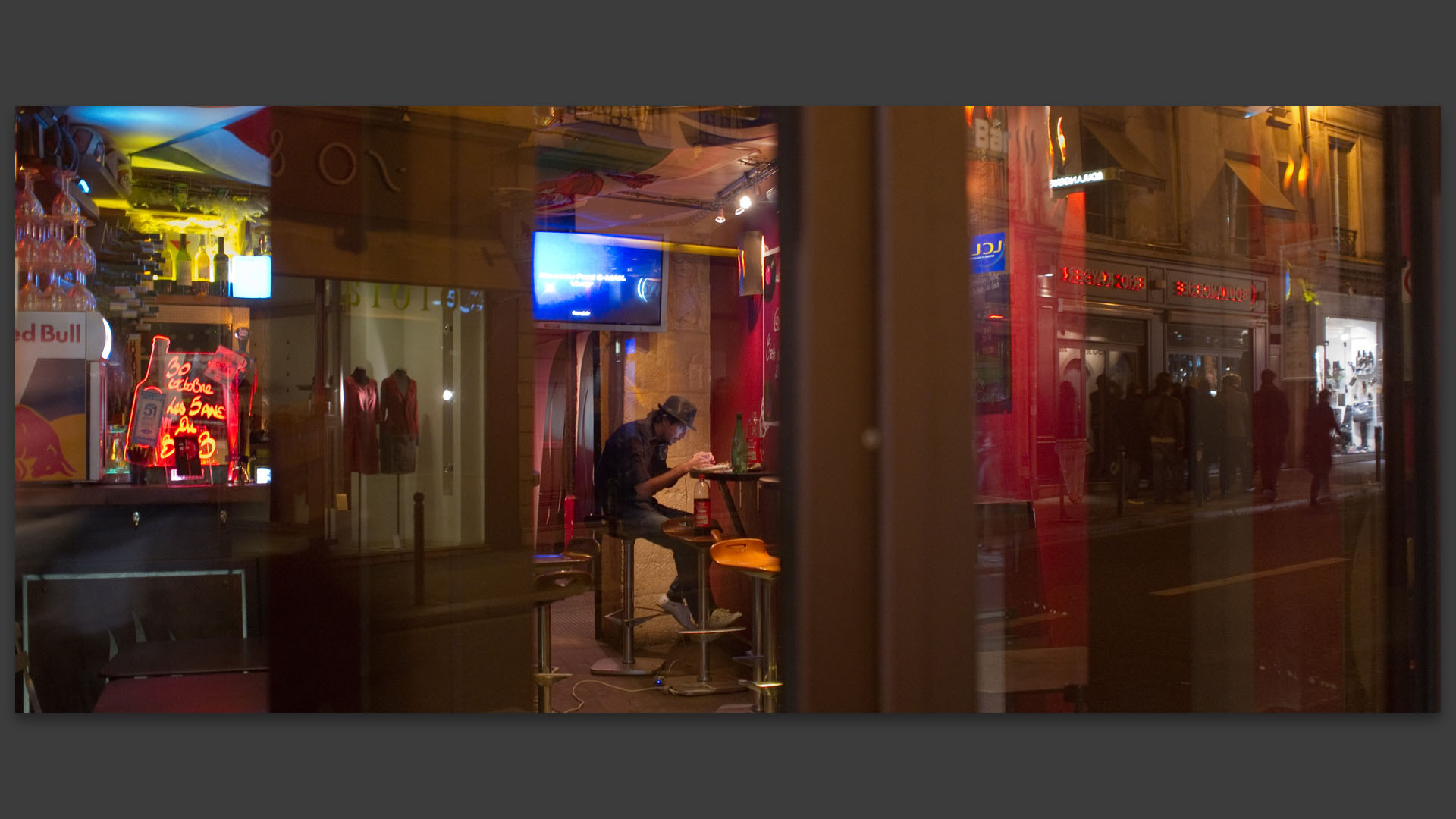 Homme dans un bar, rue de l'Ancienne Comédie, à Paris.