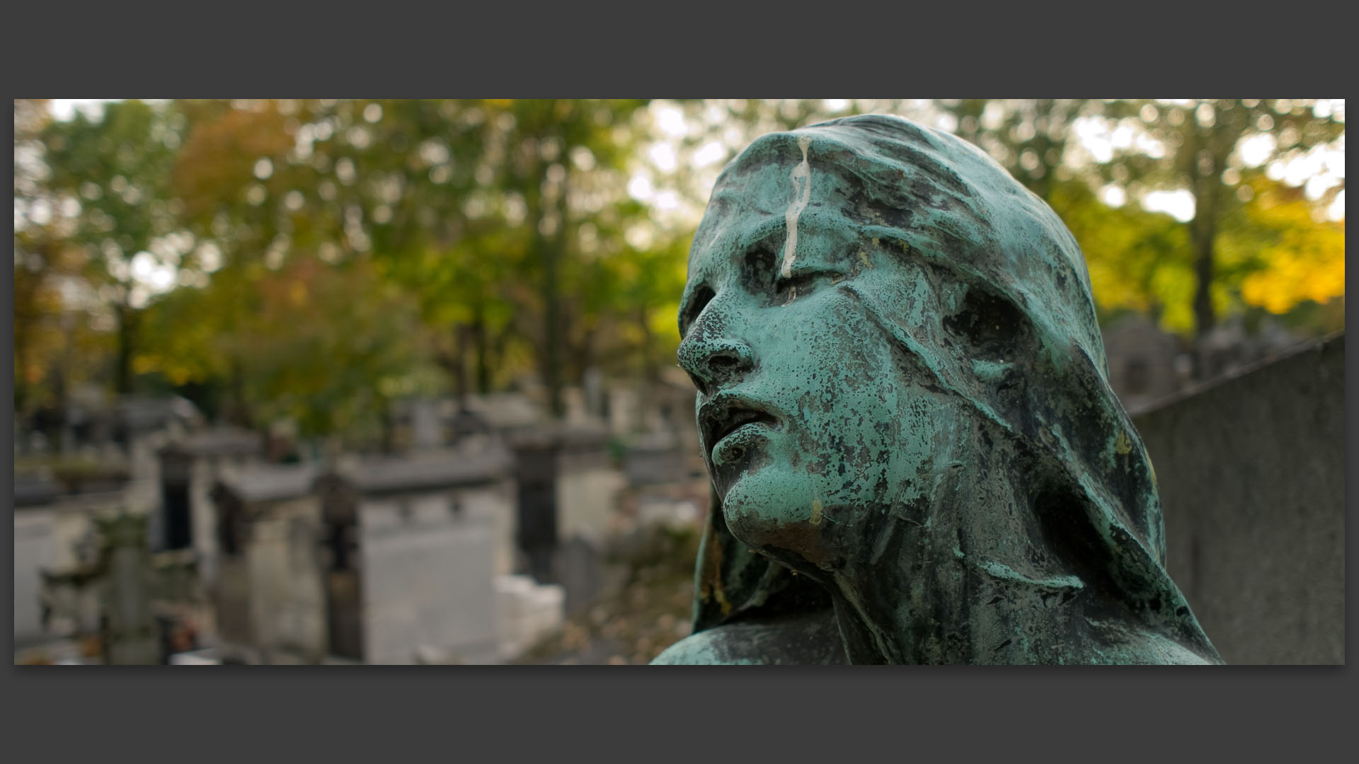 Statue sur une tombe dans le cimetière de Montmartre, à Paris.