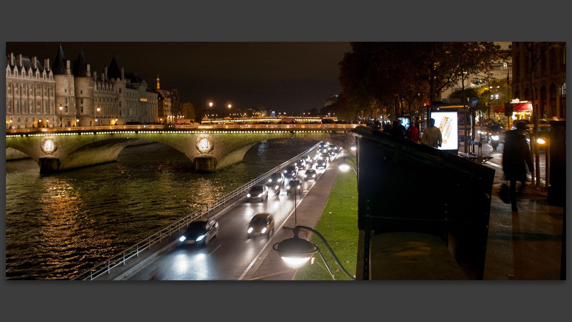 Quai de Gèvres, la nuit, avec le pont au Change, la conciergerie et la voie Georges-Pompidou, à Paris.