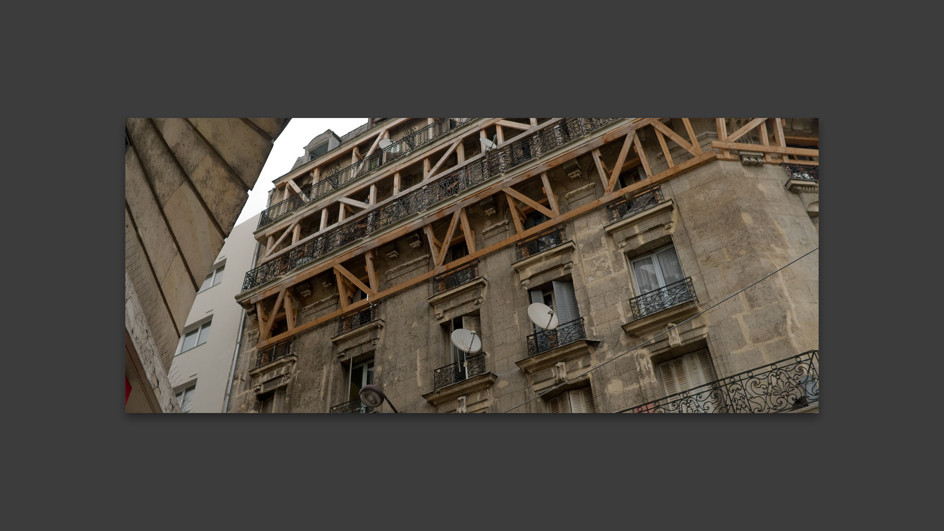Vieil immeuble, rue Claude-Decaen, à Paris.