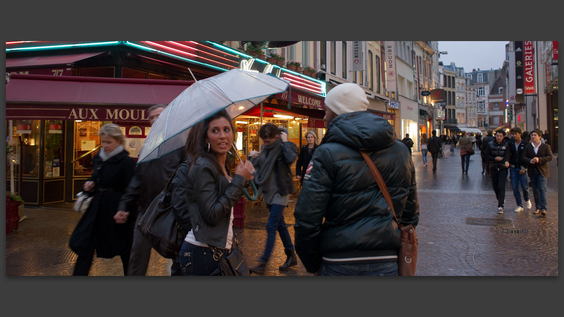 Sous la pluie, rue de Béthune, à Lille.
