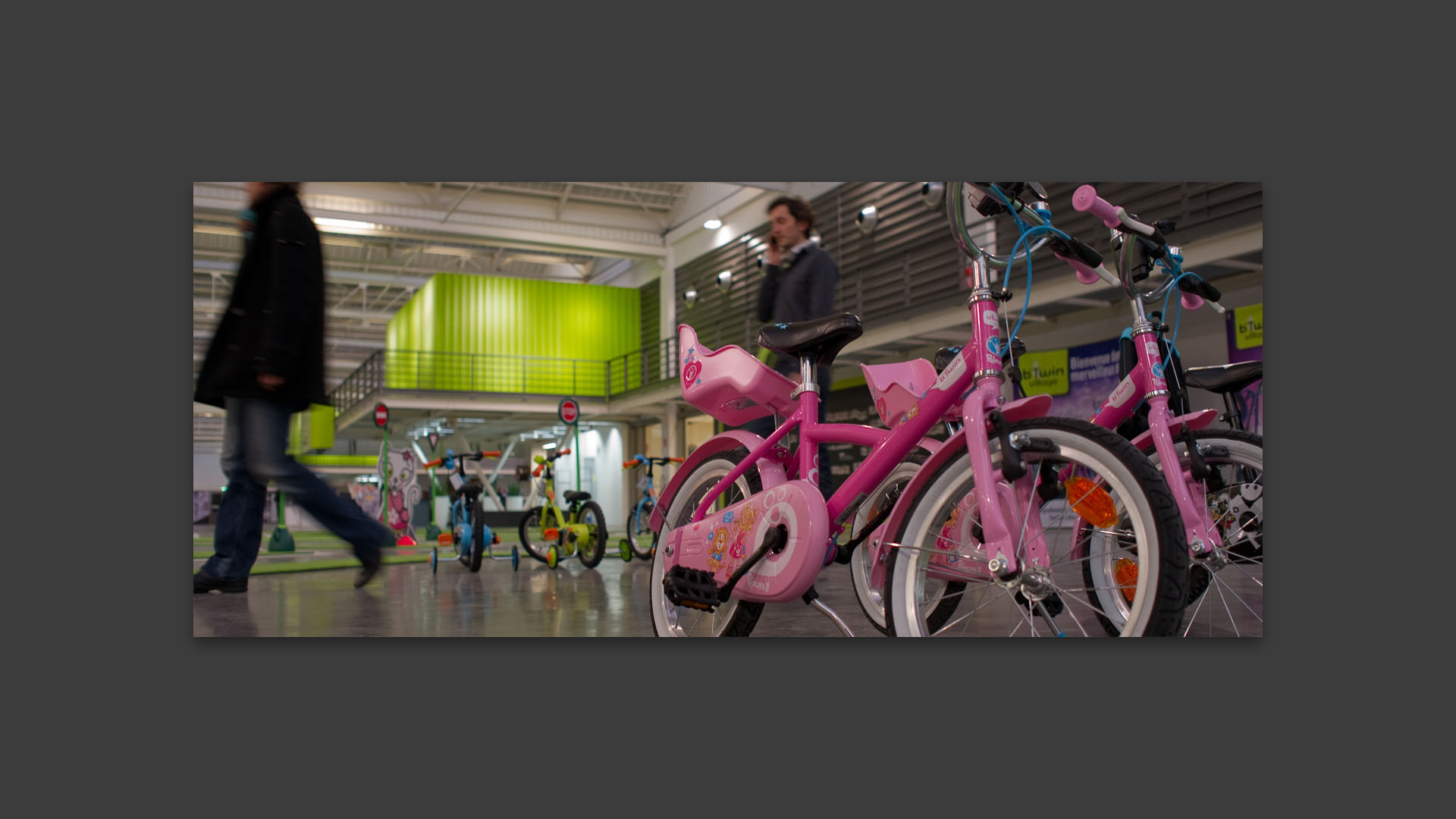Vélo pour enfant, rose sur fond vert, au b'Twin village, à Lille Fives.