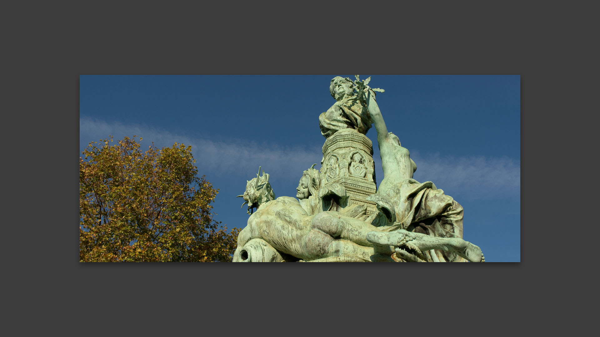 Monument renfermant les cendres de l'officier naval Francis Garnier, place Camille-Jullian, à Paris.