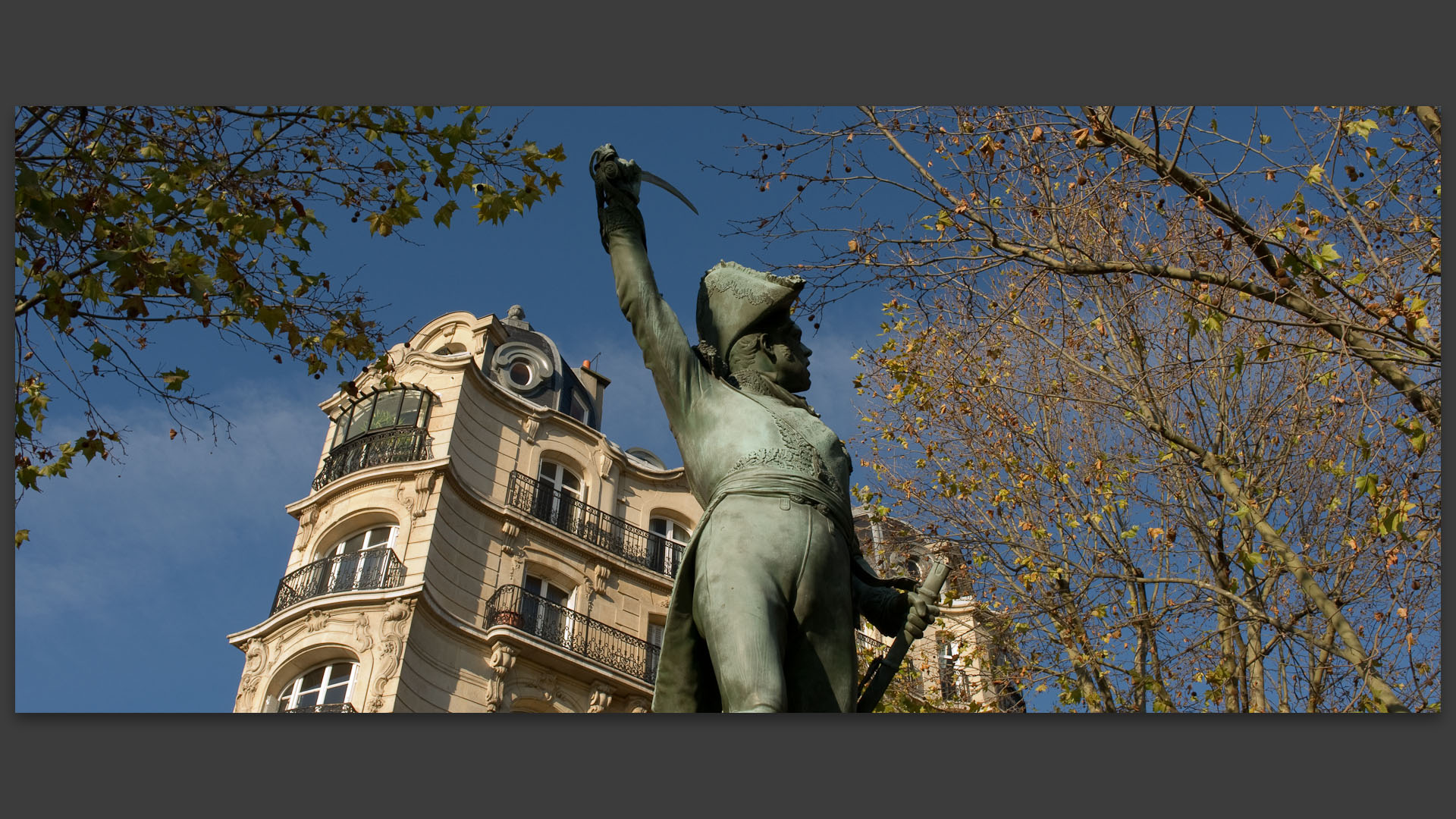 La statue du maréchal Ney, place Camille-Jullian, à Paris.