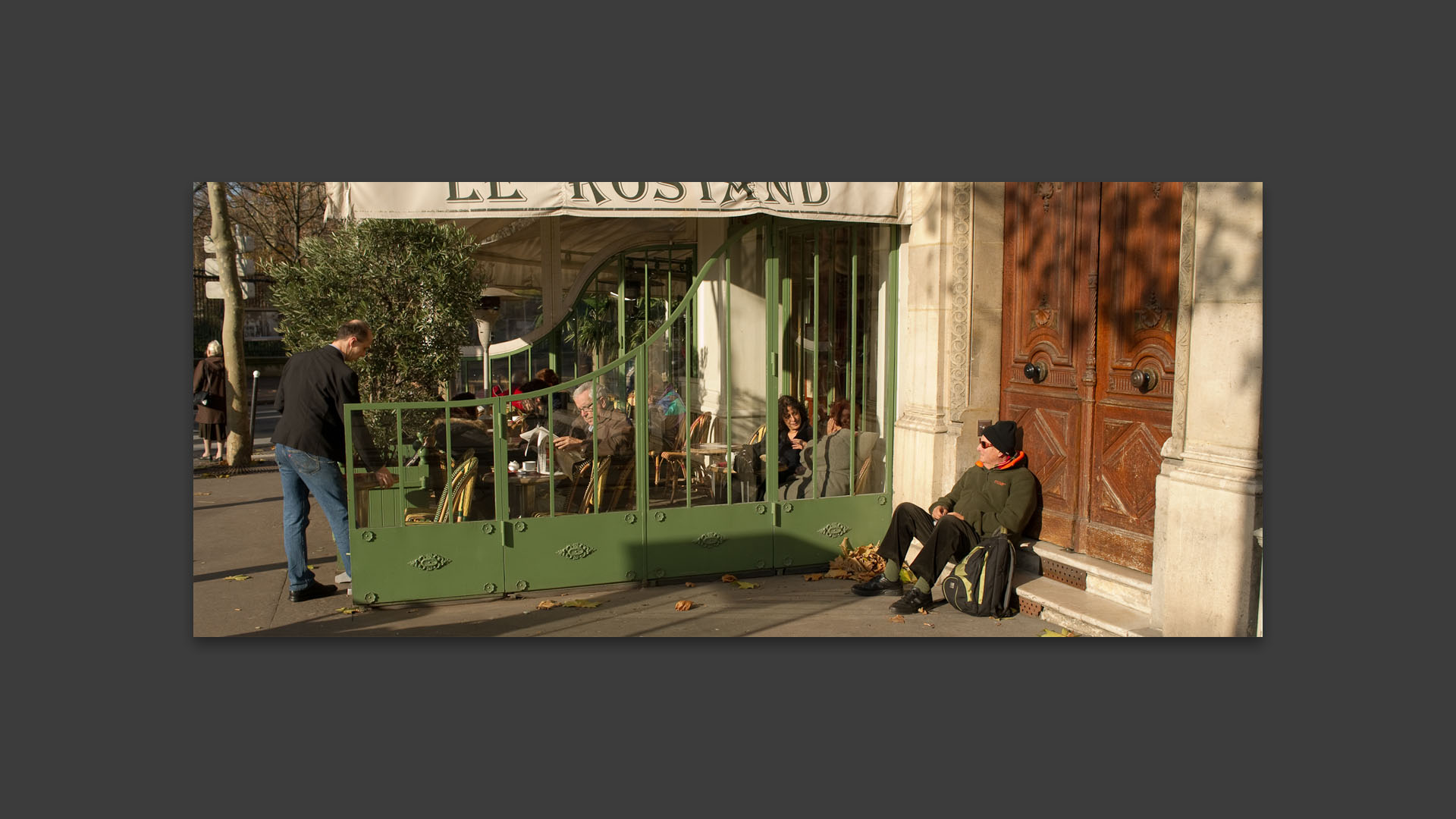 En terrasse - et hors terrasse - du café Le Rostand, place Edmond-Rostand, à Paris.