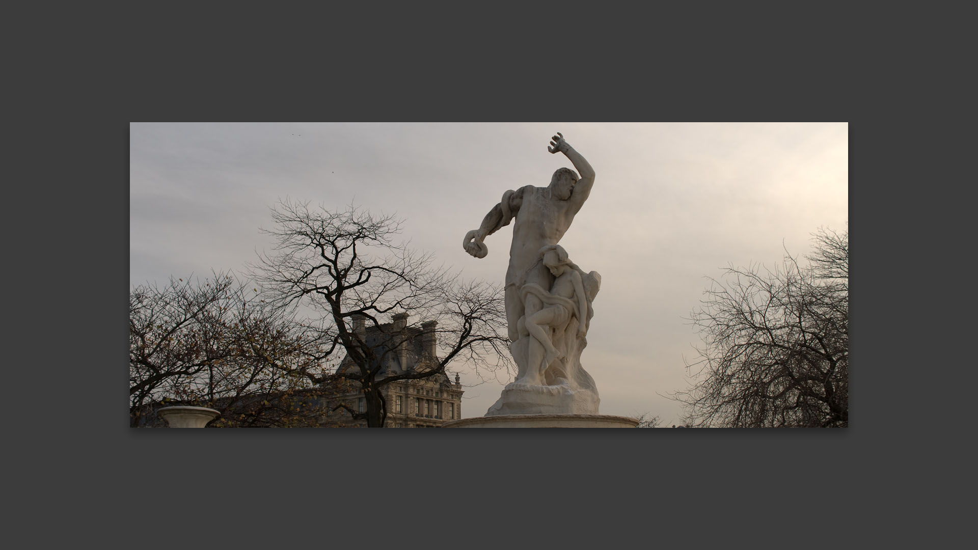 Statue dans le jardin des Tuileries, à Paris.