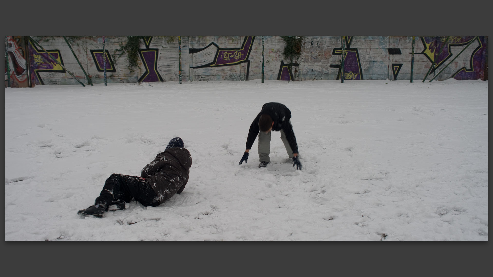 Gamins jouant dans la neige, rue de Wagram, à Wazemmes, Lille.