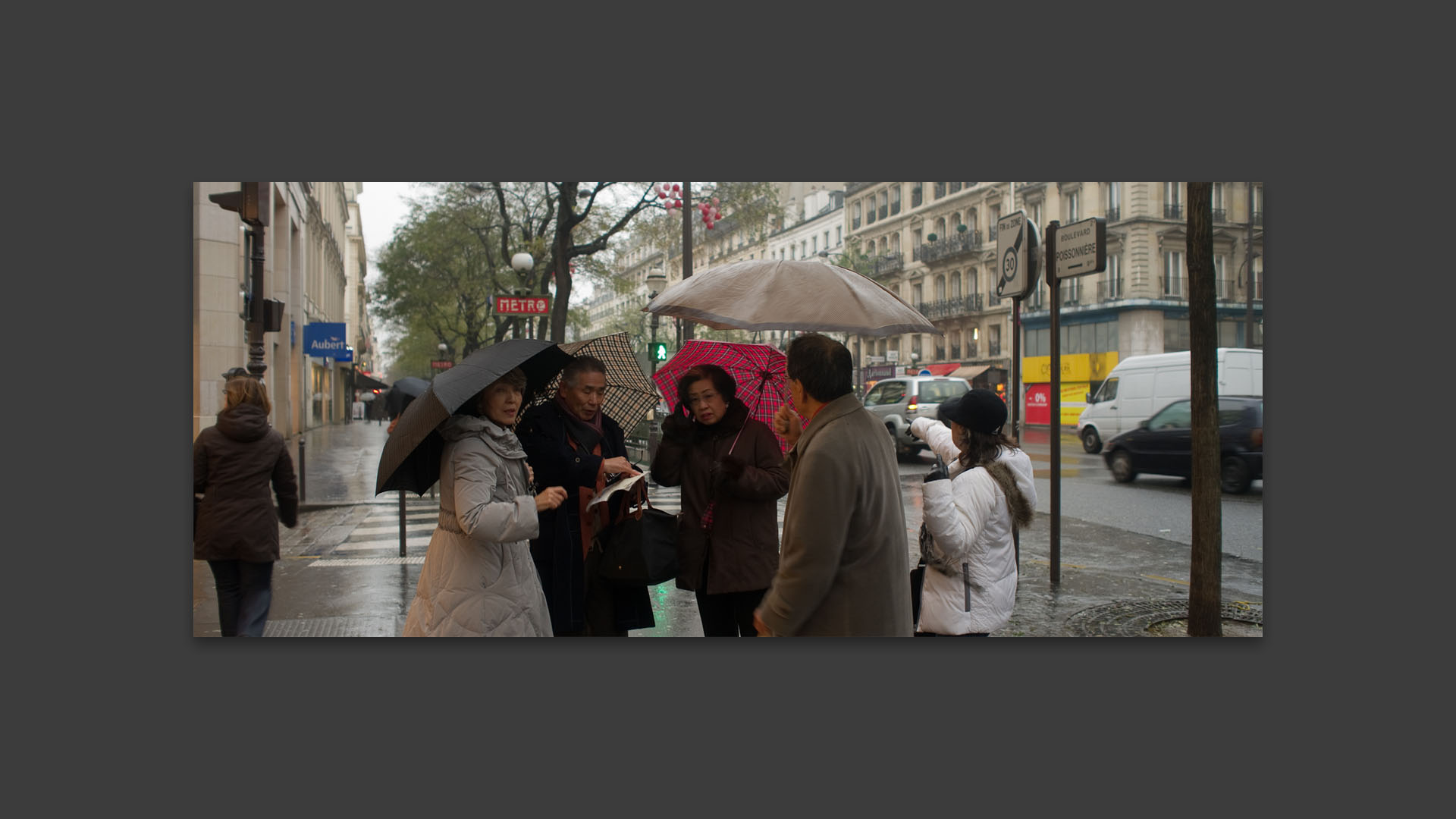 Touristes cherchant leur chemin, boulevard Poissonnière, à Paris.