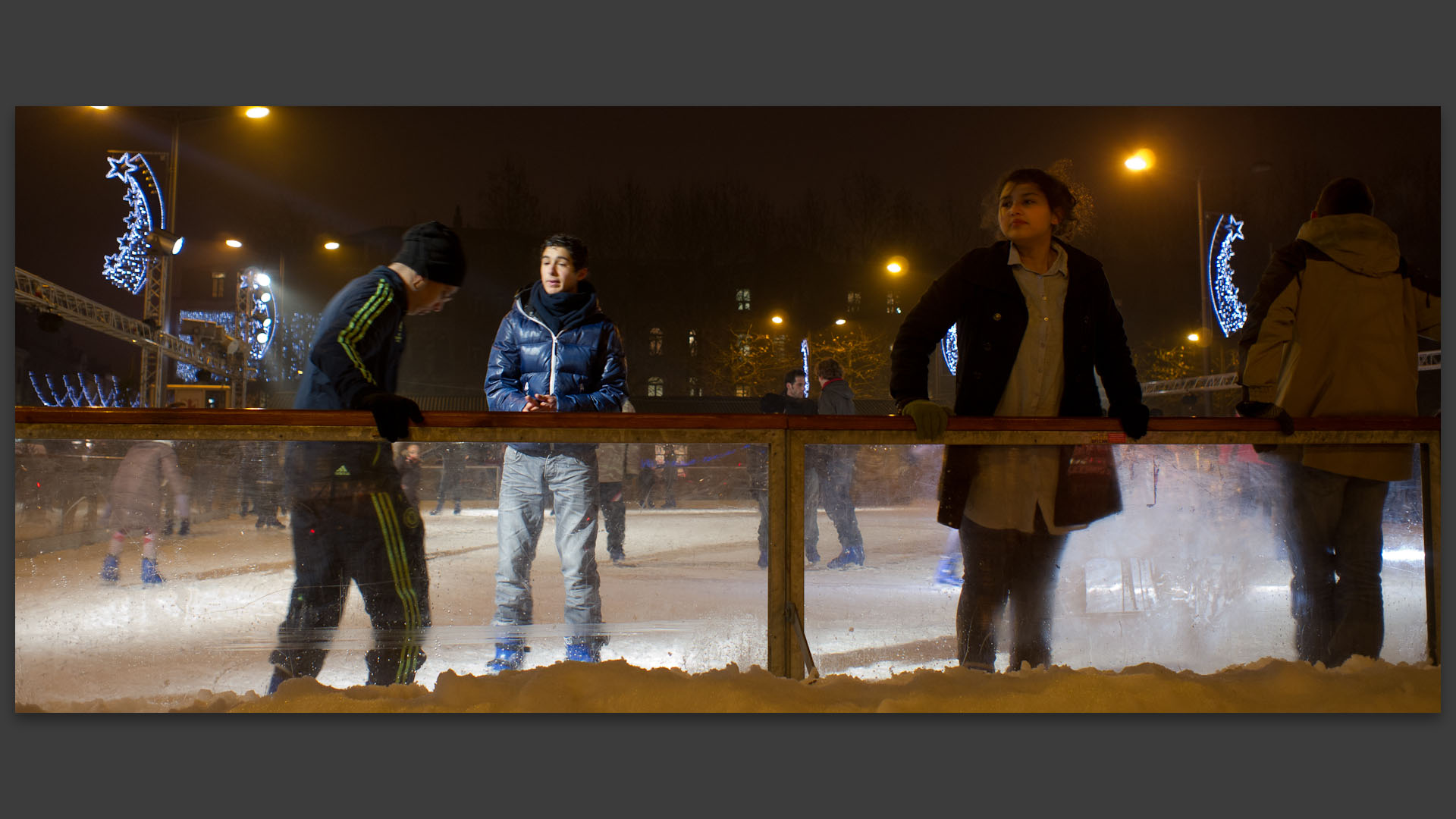 Jeunes à la patinoire de la Grand Place, à Roubaix.