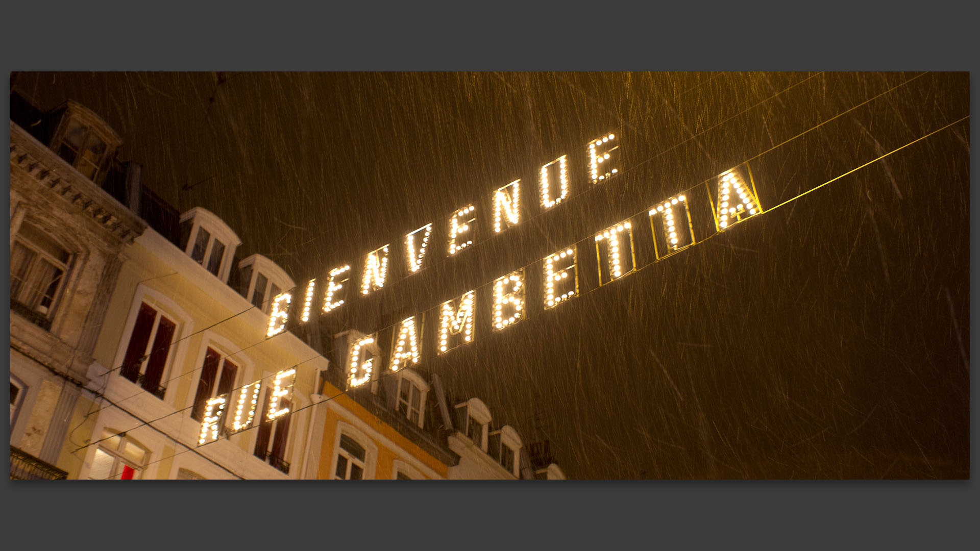 Averse de neige sur la rue Gambetta, à Lille.