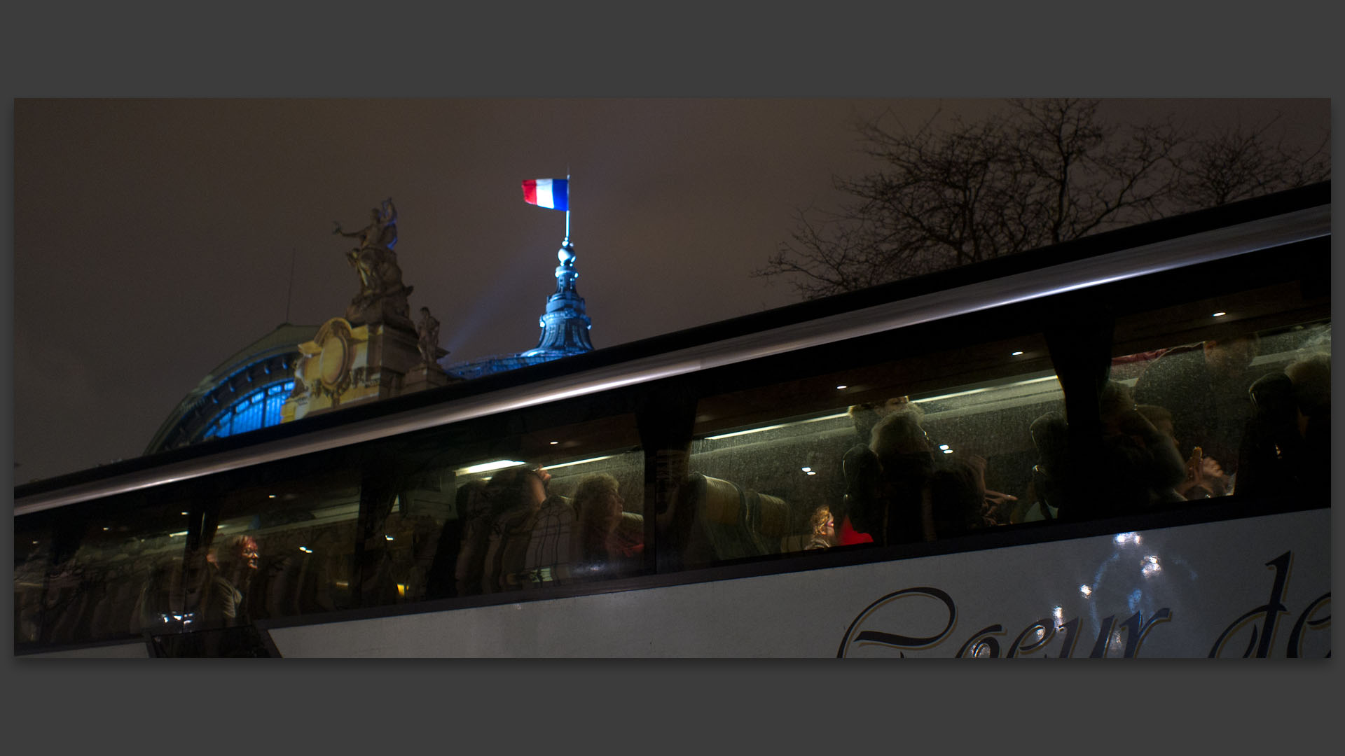 Autocar de touristes devant le Grand Palais, à Paris.