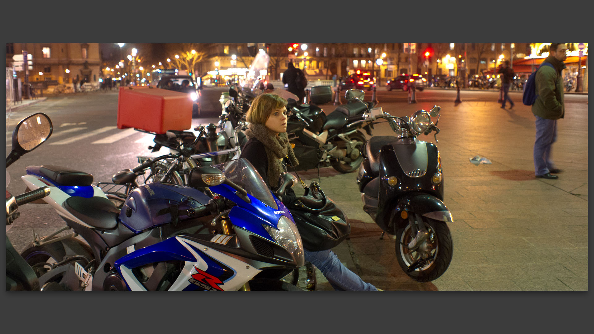 Jeune fille sur une moto, place Saint-Michel, à Paris.