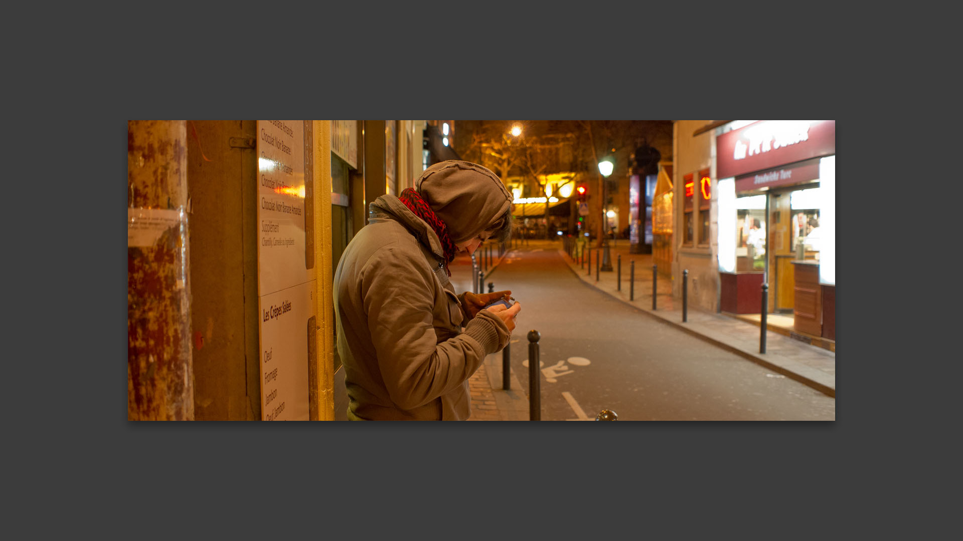 Jeune homme avec un jeu vidéo, rue Saint-André des Arts, à Paris.