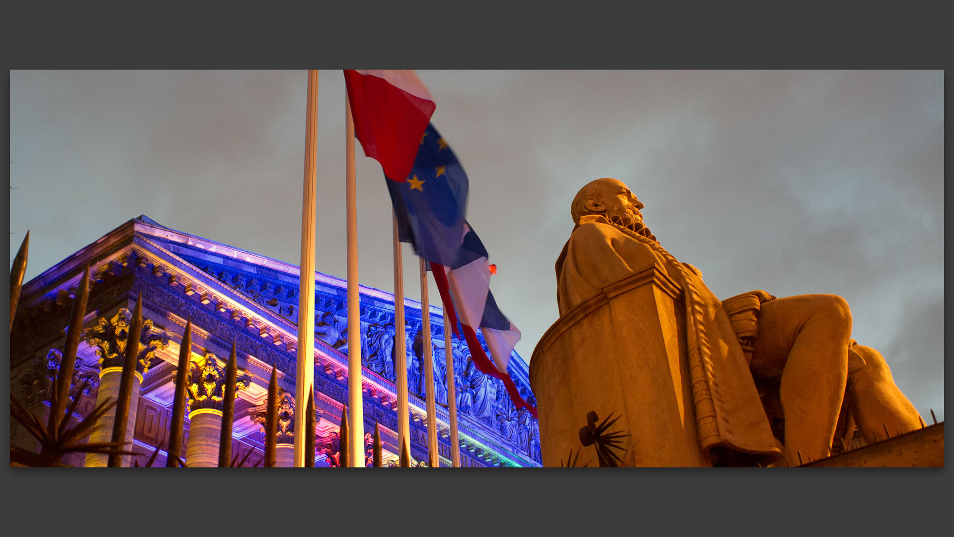 La statue de Sully devant l'Assemblée nationale, à Paris.