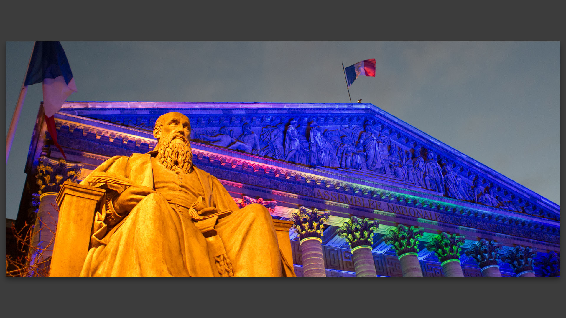 La statue de Michel de L'Hospital devant l'Assemblée nationale, à Paris.