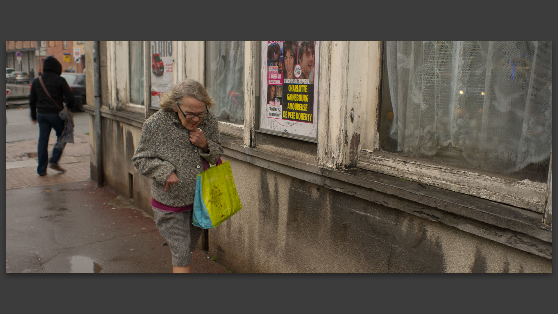 Femme sous la pluie sans parapluie, rue de Wazemmes, à Lille.