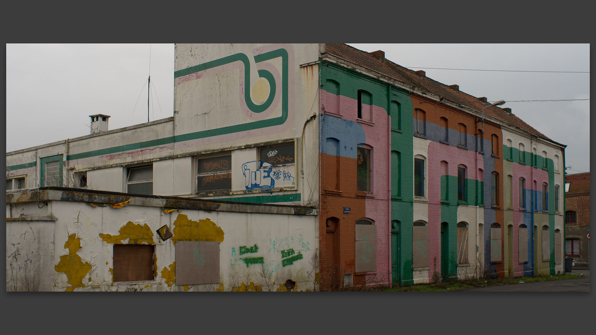 Maisons colorées, abandonnées, rue Jean-Bart, à Mouvaux.
