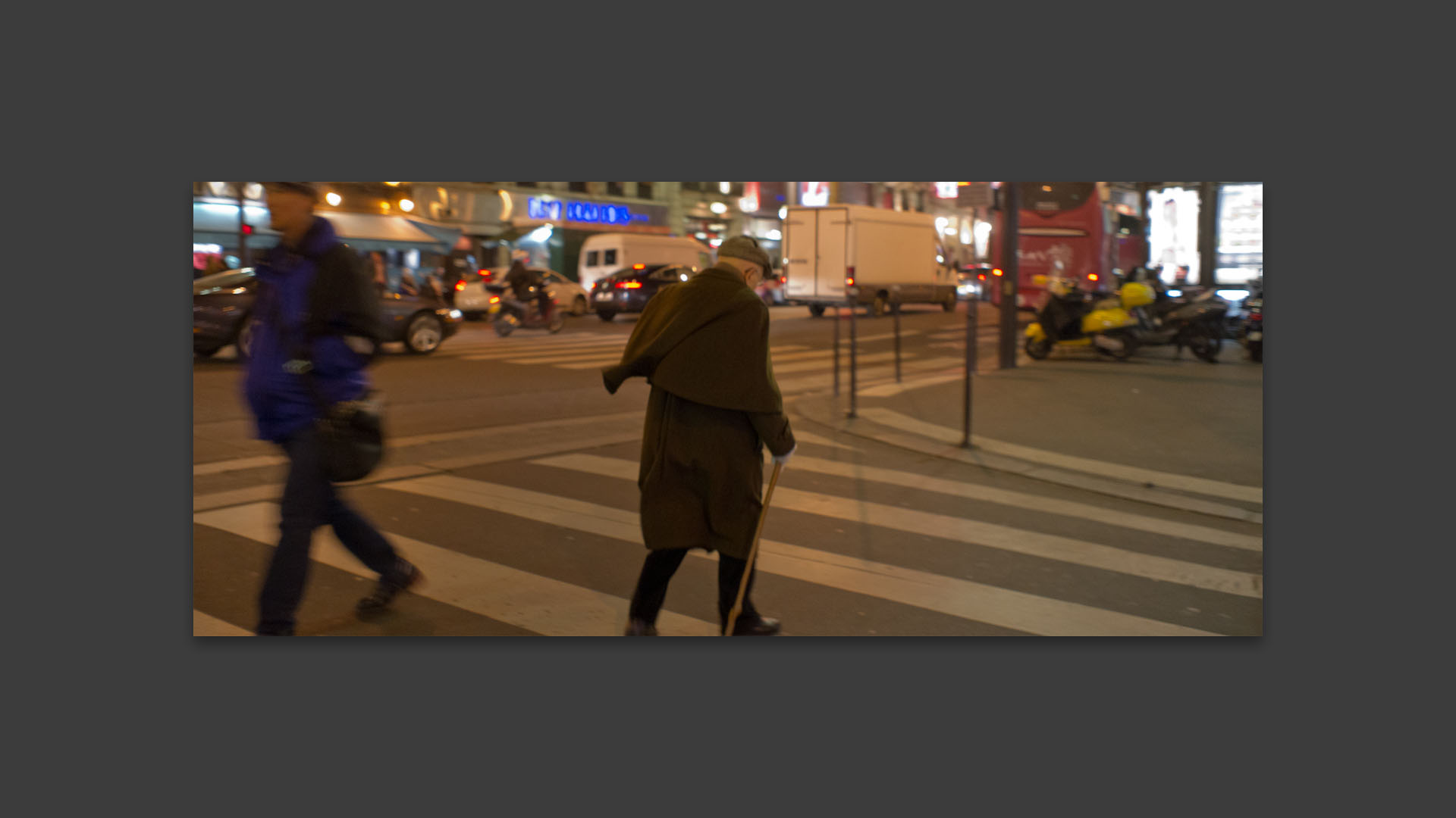 Vieil homme, rue du Faubourg Montmartre, à Paris.