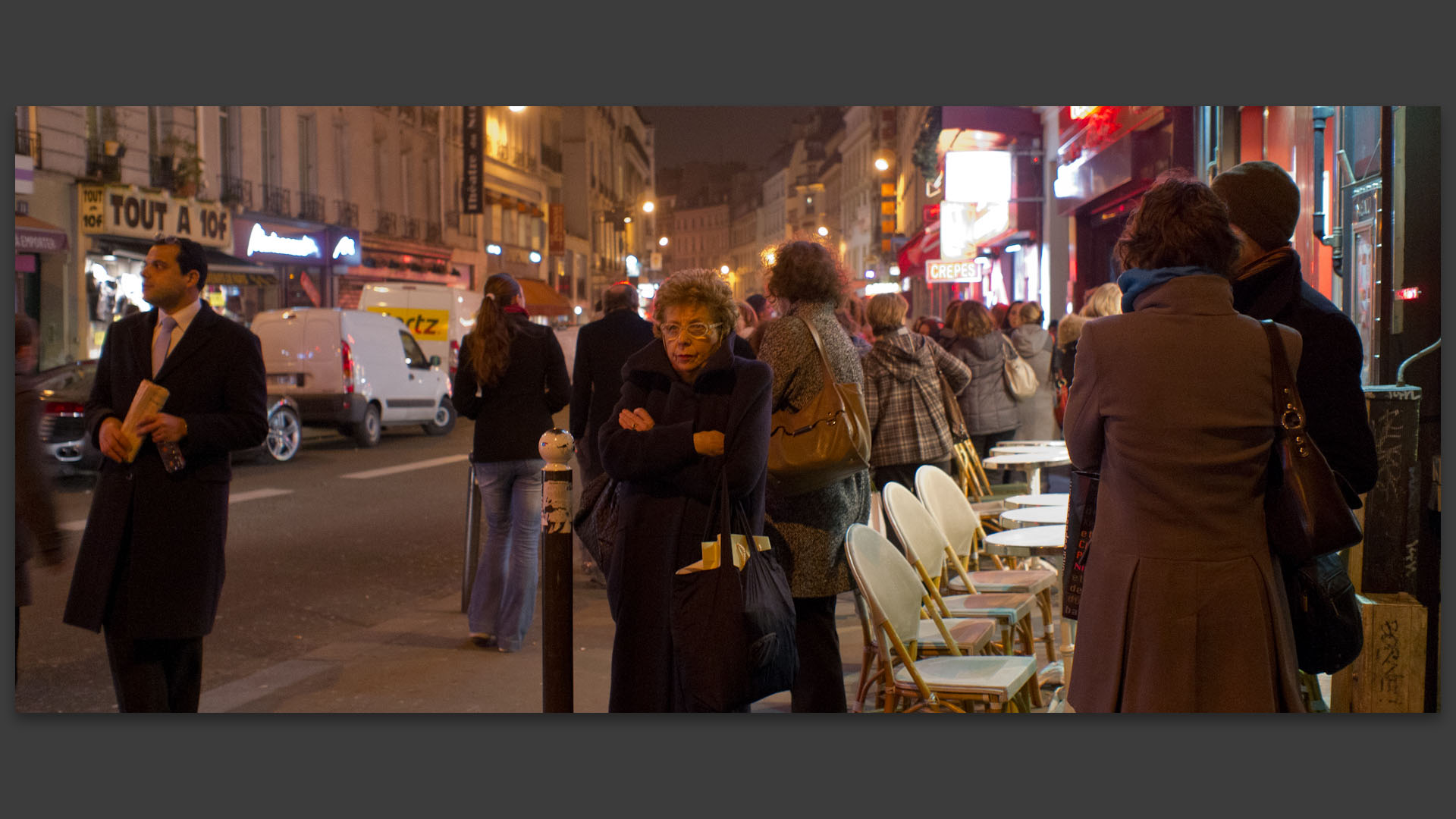 En attendant quelqu'un, rue du Faubourg Montmartre, à Paris.