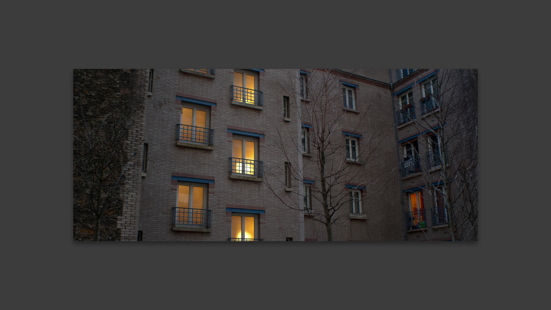 Fenêtres sur cour, rue Bobillot, à Paris.