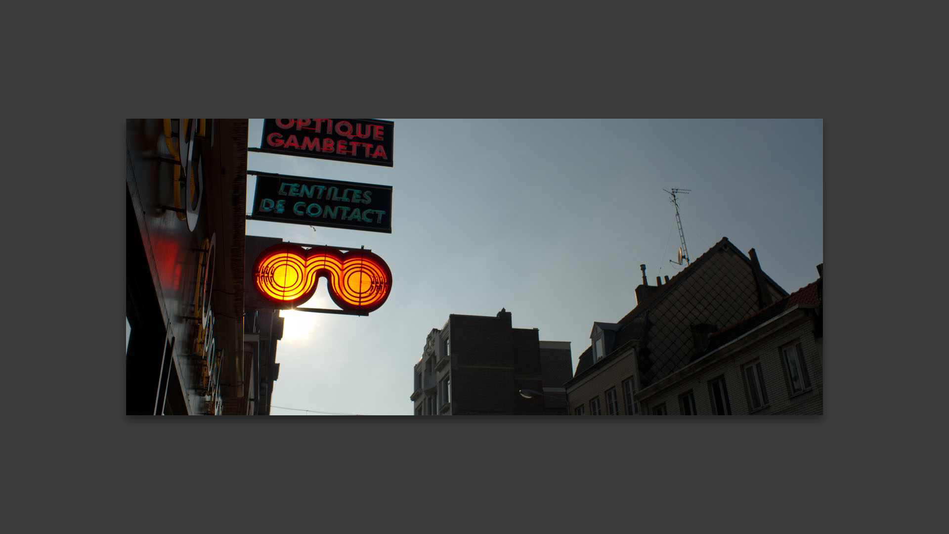 Enseigne d'opticien, rue Gambetta, à Wazemmes, Lille.