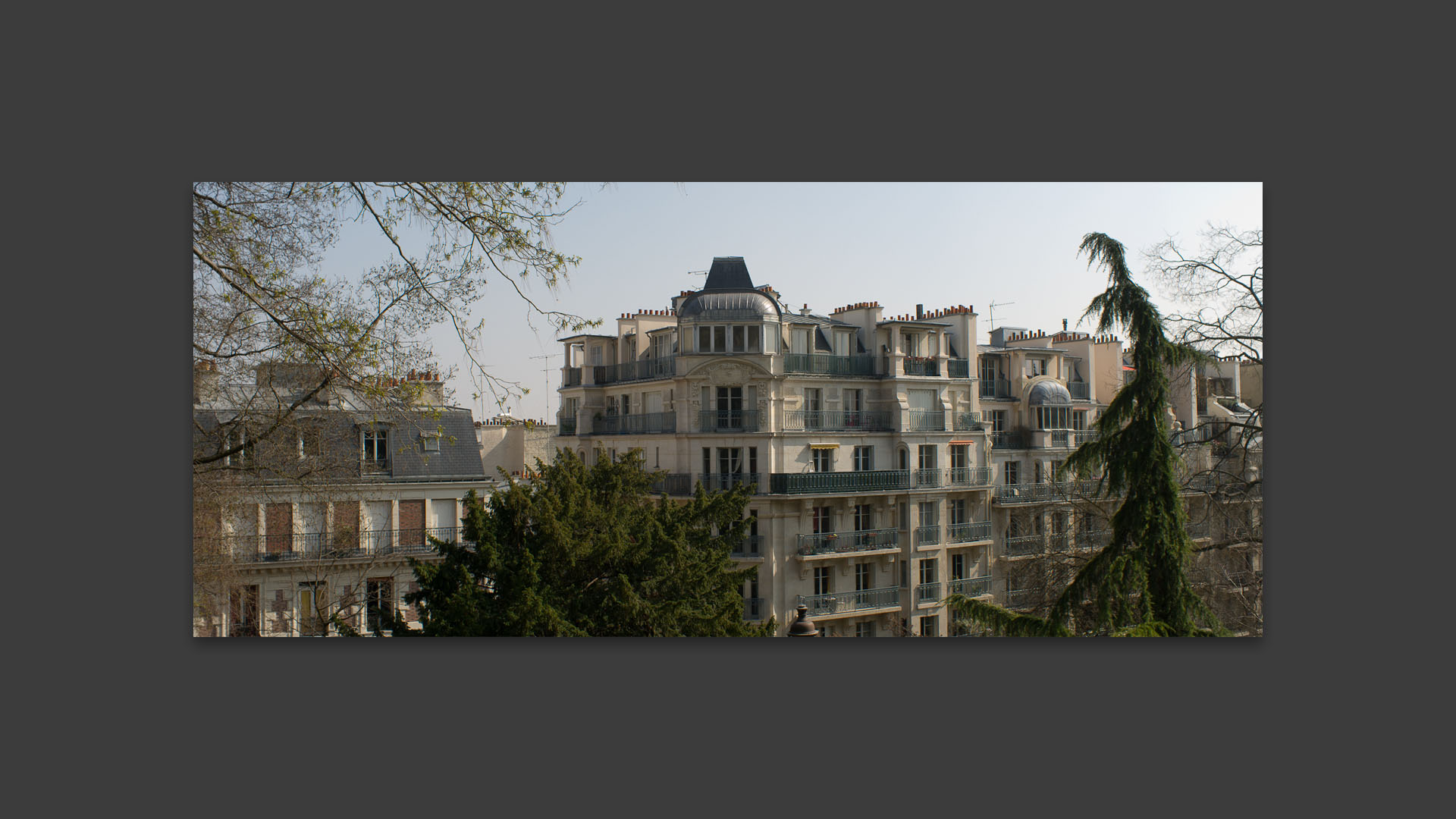 Immeubles autour des jardins du Sacré Coeur de Montmartre, à Paris.
