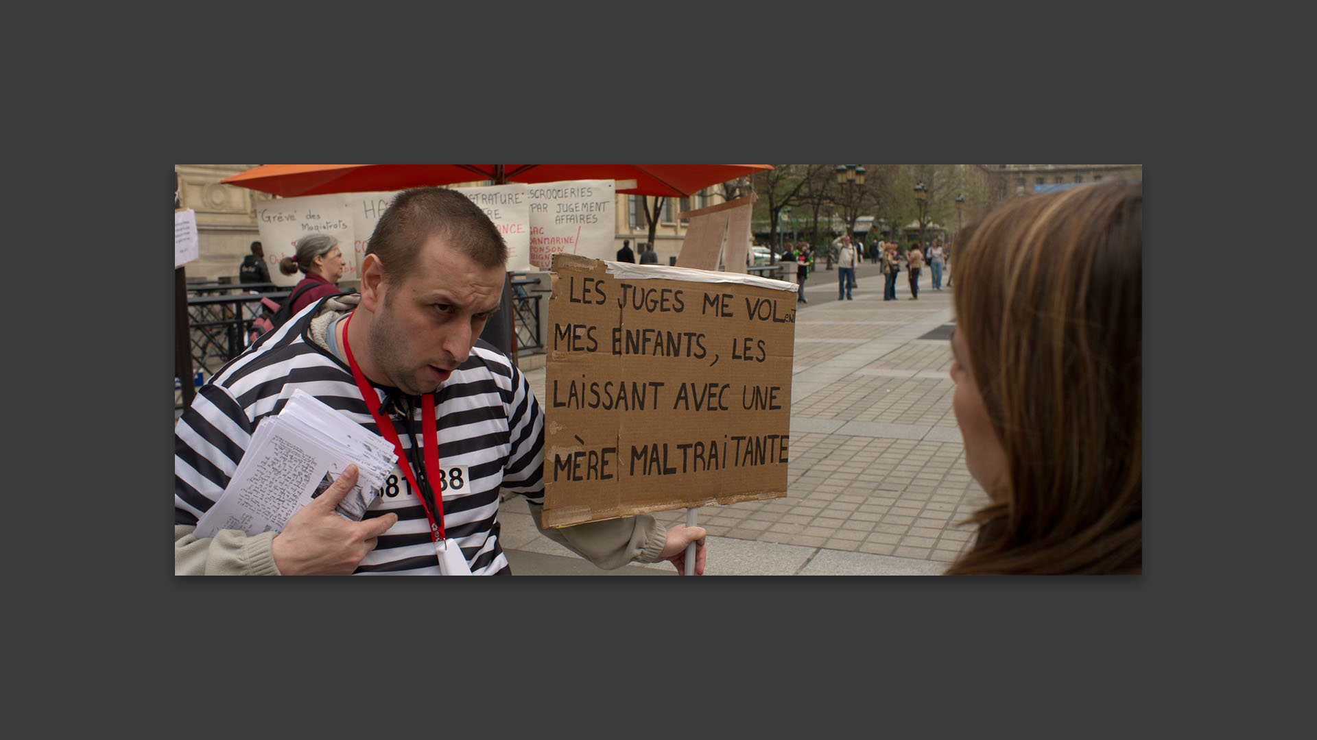 Protestation d'un homme devant le palais de justice, île de la Cité, à Paris.