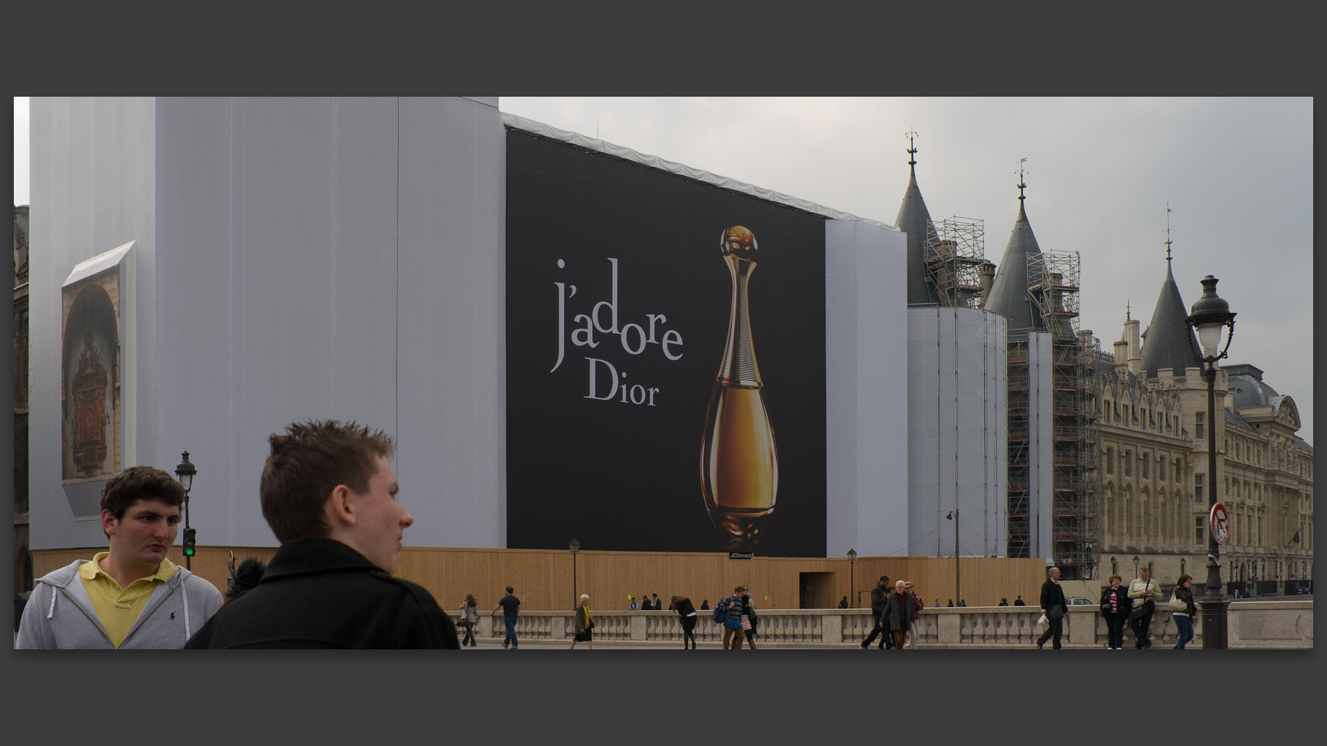 La Conciergerie transformée en panneau publicitaire pour Dior, île de la Cité, à Paris.