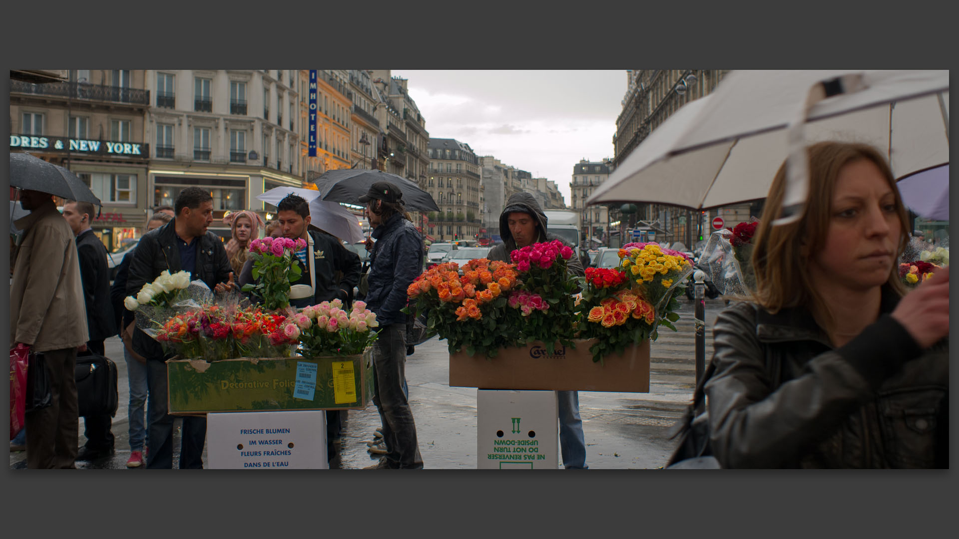 Marchands de fleurs à la sauvette, rue Saint-Lazare, à Paris.