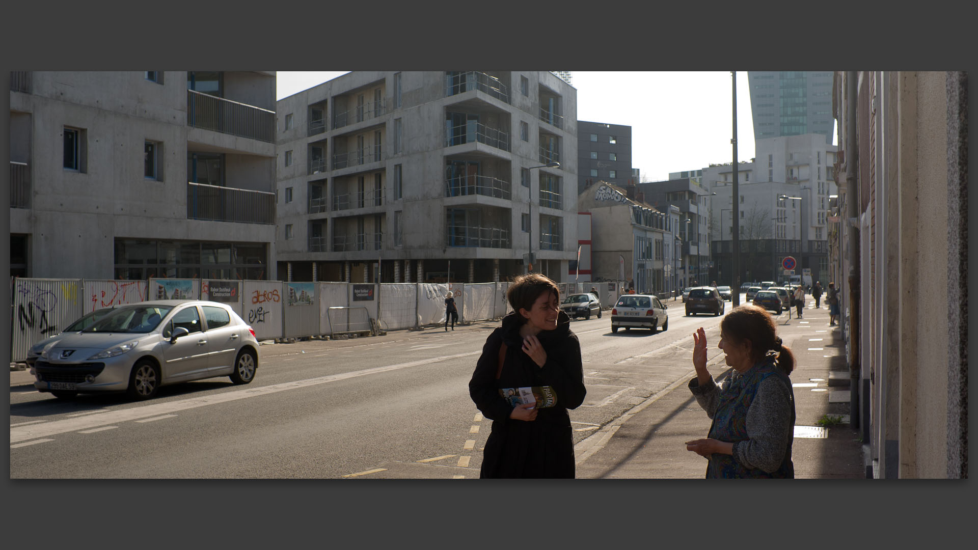 Conversation, rue du Faubourg de Roubaix, à Lille.